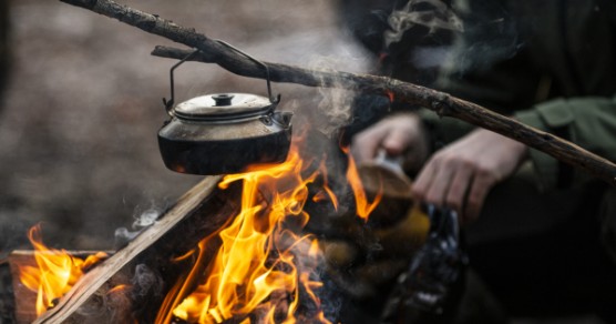 Koka kaffe över eld